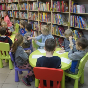 Dzieci na zajęciach w bibliotece