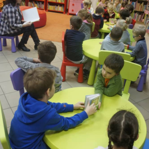 Dzieci w trakcie zajęć w bibliotece